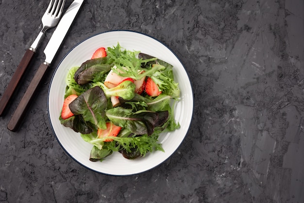 Salat mit Erdbeeren und Schinken