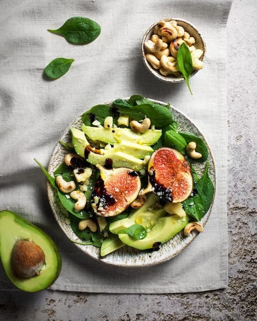 Salat mit Feigen Avocado Spinat und Cashewnüssen Dressing aus Balsamico-Sauce Avocado und Nüssen