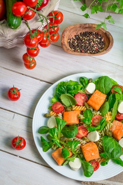 Salat mit Feta-Käse und Kräutern