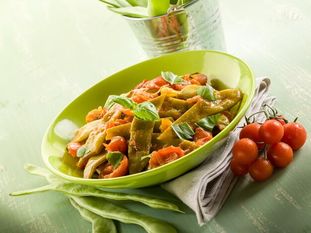 Salat mit flachen grünen Bohnen und Tomaten