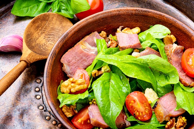 Salat mit Fleisch, Spinat und Sauerampfer