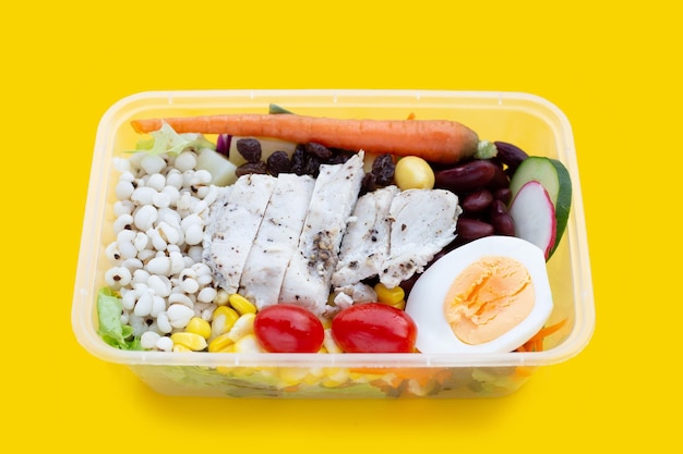 Salat mit Fleisch und Gemüse in Plastikverpackung