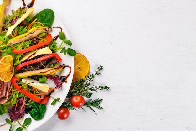 Salat mit Fleisch und Salatblättern Auf einer Holzoberfläche Draufsicht Freier Platz für Ihren Text