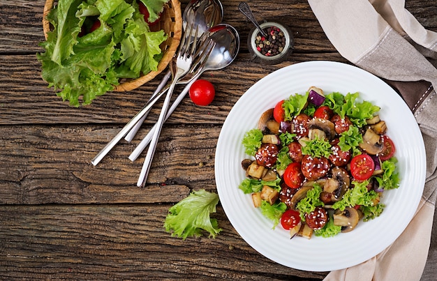 Salat mit Fleischbällchen, Auberginen, Pilzen und Tomaten nach asiatischer Art.