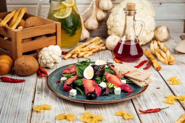 Salat mit Forellenfisch-Feta-Oliven-Zitronen-Dressing