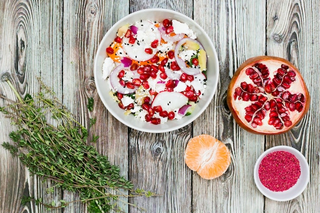 Salat mit frischem Gemüse, Feta-Käse, Granaten und Mandarinen, gesunde Ernährung oder vegetarisches Essen