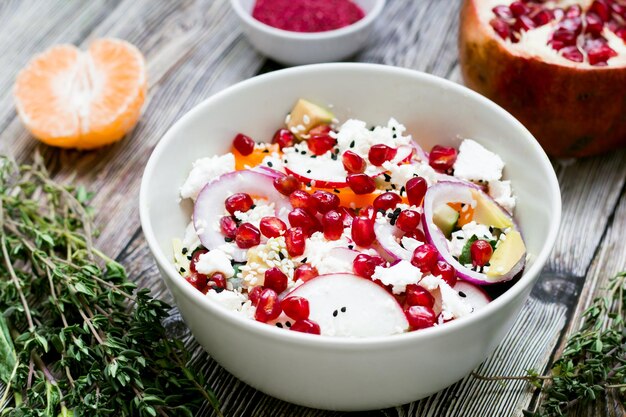 Salat mit frischem Gemüse, Feta-Käse, Granaten und Mandarinen, gesunde Ernährung oder vegetarisches Essen