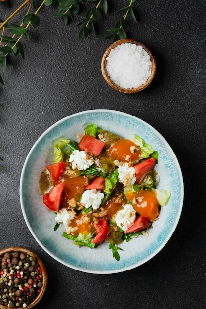 Salat mit frischem Gemüse und Pfirsichnahaufnahme. Frischer Sommersalat mit Pfirsichen und Buratta-Käse.