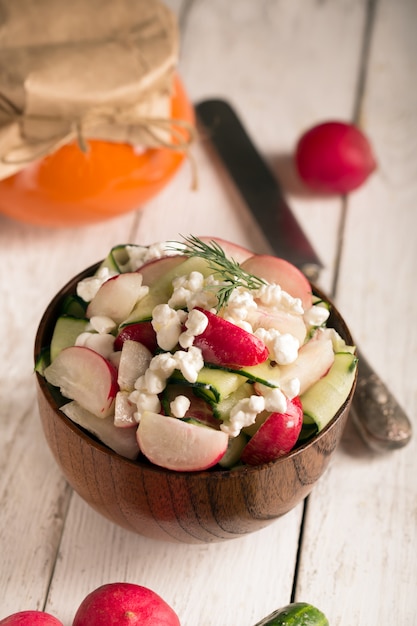 Salat mit frischem Gemüse und Quark. weißer Hintergrund