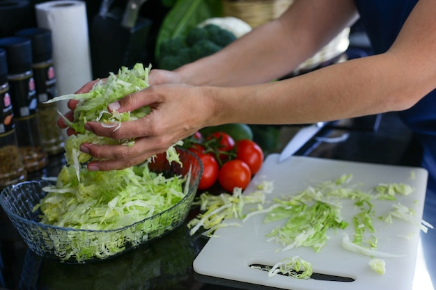Foto salat mit frischem gemüse zubereiten