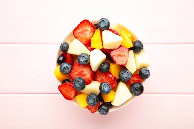 Salat mit frischen Früchten und Beeren auf rosa