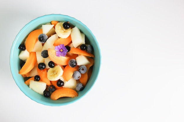 Salat mit frischen Früchten und Beeren