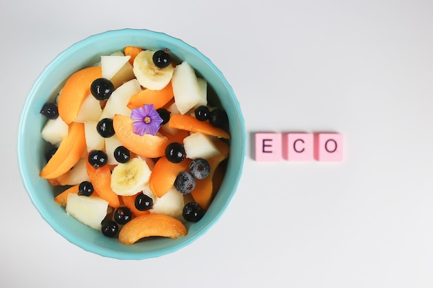 Salat mit frischen Früchten und Beeren