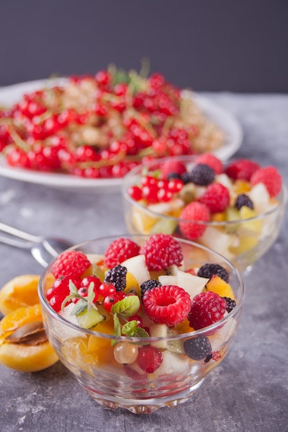 Foto salat mit frischen früchten und beeren