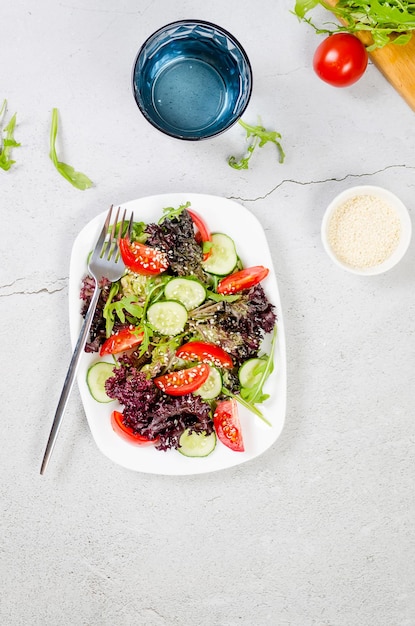 Salat mit frischen Salatblättern Rucola-Kirsch-Tomaten-Gurke