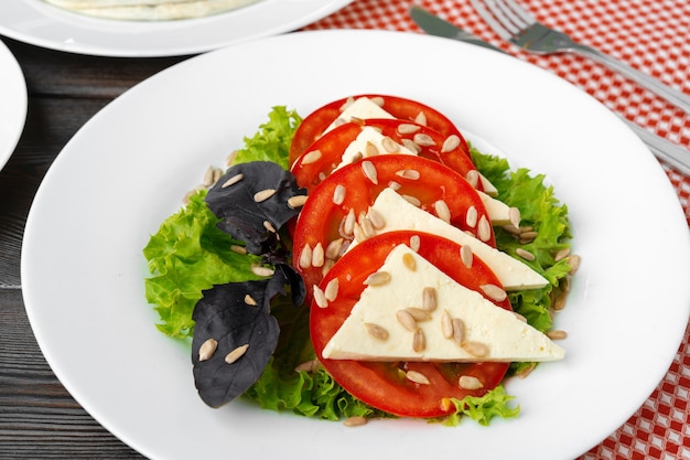 Salat mit frischen Tomaten und Salzlake, Sonnenblumenkerne oben drauf