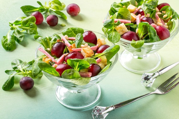 Salat mit frischer Feldsalattraubenwurst und Croutons