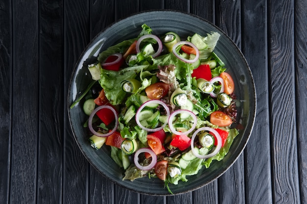 Salat mit frischer Gurke, Tomate, Paprika, Feta und Zwiebel