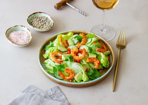 Salat mit Garnelen, Gurken und Avocado. Gesundes Essen. Vegetarisches Essen.