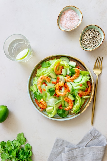 Salat mit Garnelen, Gurken und Avocado. Gesundes Essen. Vegetarisches Essen.