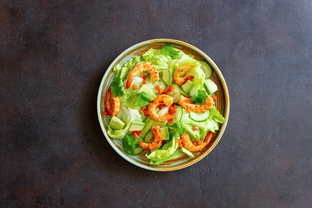 Salat mit Garnelen, Gurken und Avocado. Gesundes Essen. Vegetarisches Essen.