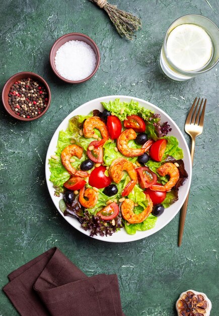 Salat mit Garnelen, Tomaten, Oliven und Nüsse Gesundes Essen