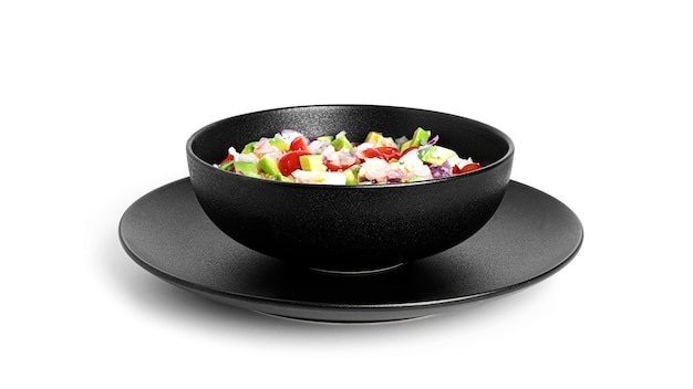 Salat mit Garnelen, Tomatenscheiben, Zwiebeln und Avocado isoliert.