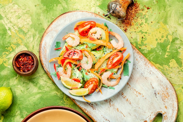 Salat mit Garnelen und Gemüse