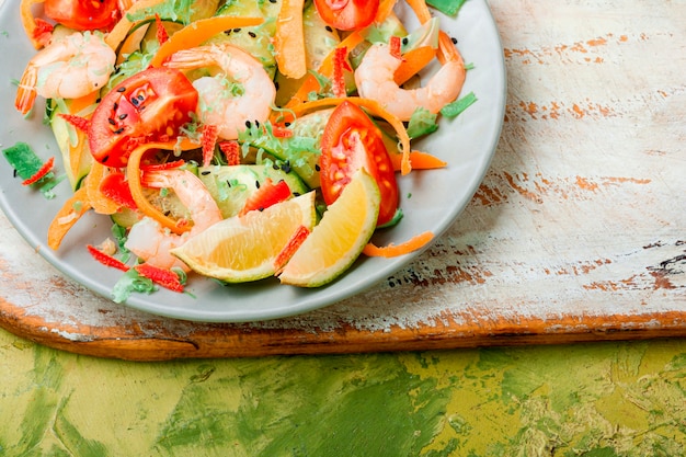 Salat mit Garnelen und Gemüse