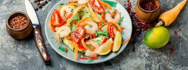 Salat mit Garnelen und Gemüse