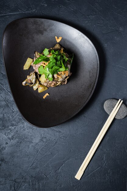 Salat mit gebackenem Rinderfilet und Auberginen