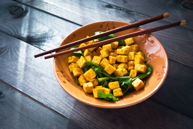 Foto salat mit gebratenem tofu und spinat