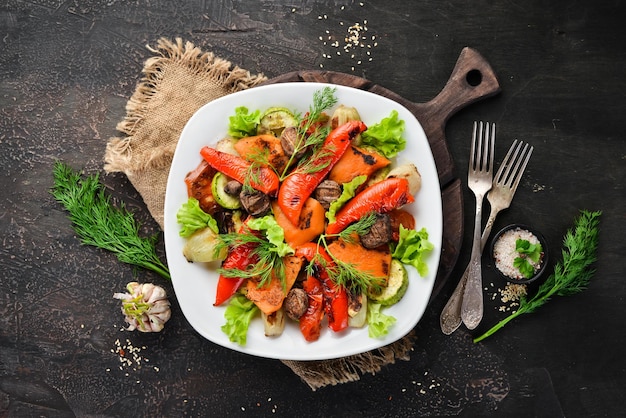 Salat mit gegrilltem Gemüse. Ansicht von oben. Freiraum für Ihren Text. Rustikaler Stil.