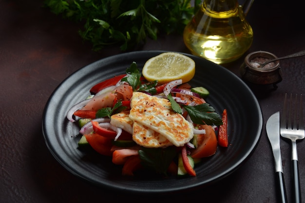 Salat mit gegrilltem Halloumi-Käse mit Tomaten, Gurken, Paprika, roten Zwiebeln