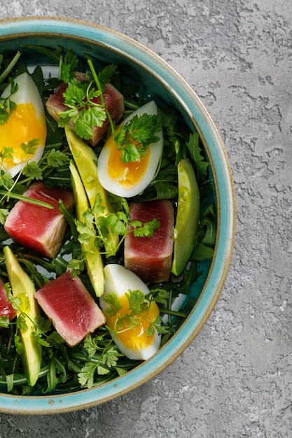 Salat mit gegrilltem Thunfischfilet, Avocado und Eiern Draufsicht Copy Space
