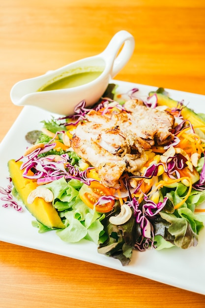 Foto salat mit gegrillten hühnchen