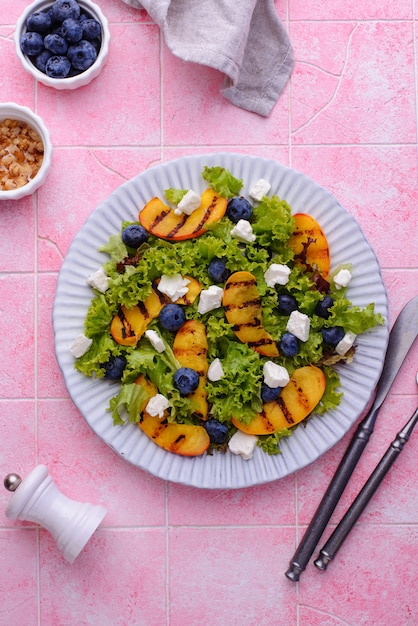 Salat mit gegrillter Pfirsich-Heidelbeere und Feta