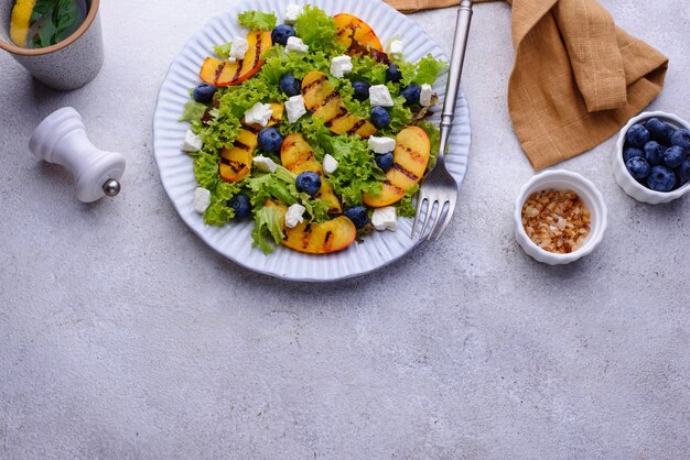 Salat mit gegrillter Pfirsich-Heidelbeere und Feta