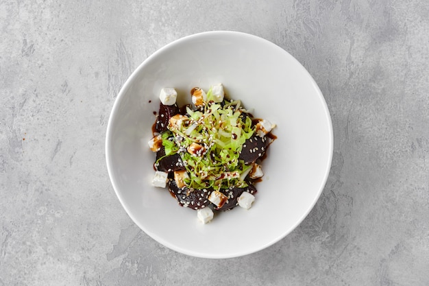 Salat mit gekochten Rote Beete in der Nähe von frischem Kohl-Feta-Käse mit Sesam bestreut