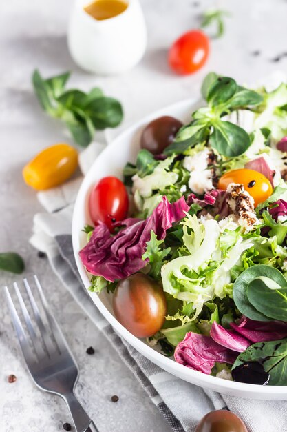 Salat mit gemischten Salatblättern, Kirschtomaten, Ricotta und Balsamico