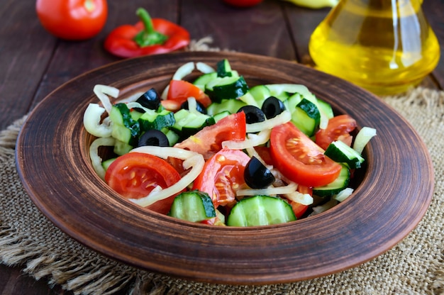 Salat mit Gemüse, Oliven und Öl