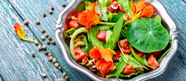 Salat mit Gemüse und Kapuzinerkresse