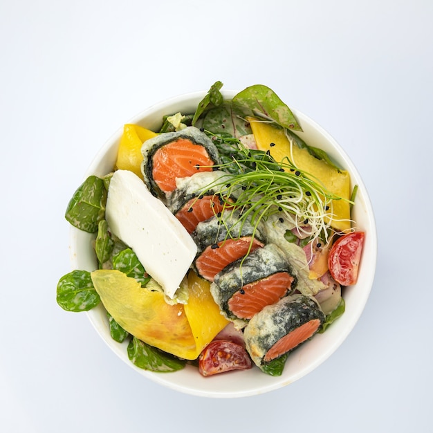 Salat mit geröstetem Lachs