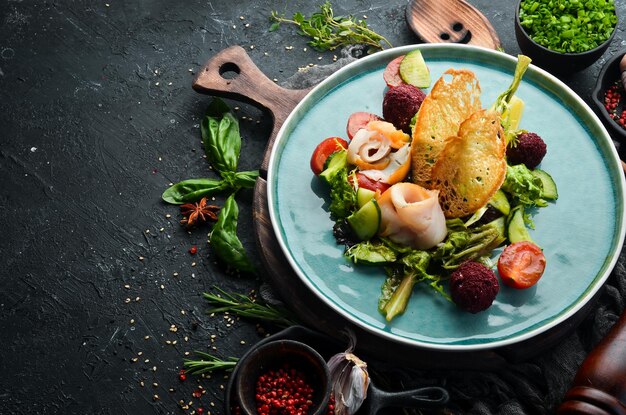 Salat mit gesalzenem Fischkäse und Gemüse Draufsicht Rustikaler Stil