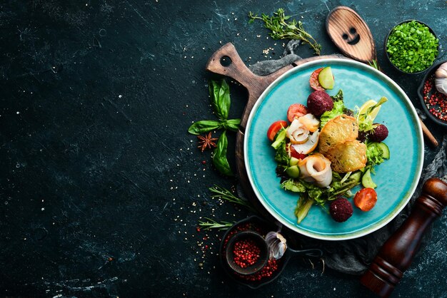 Salat mit gesalzenem Fischkäse und Gemüse Draufsicht Rustikaler Stil