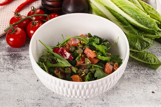 Salat mit gesalzenem Lachs und Rucola