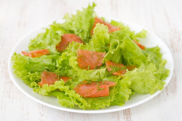 Salat mit gesalzenem Lachs