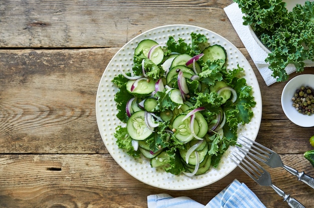 Salat mit Grünkohl, Gurken und roten Zwiebeln