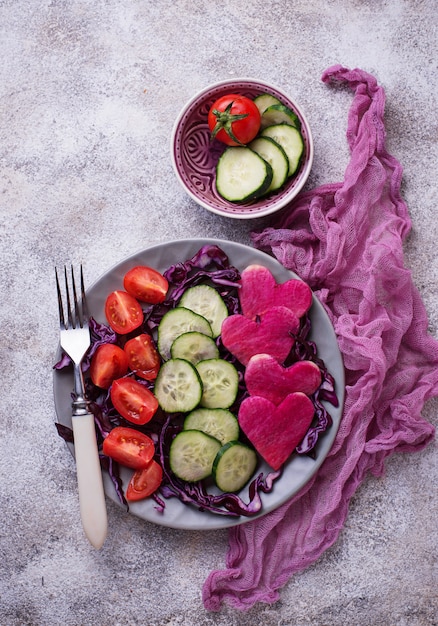 Salat mit Gurke, Tomate und Rotkohl