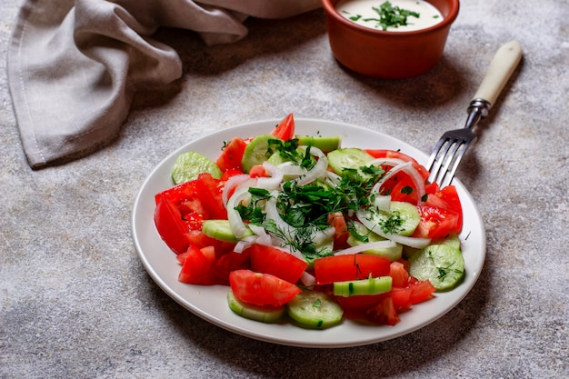 Salat mit Gurke und Tomate